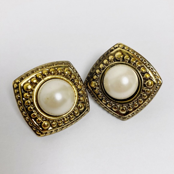 3/$25 Vintage pearl and gold clip on earrings